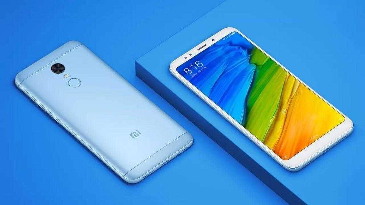 Серый смартфон Xiaomi с видимым дисплеем и камерой сзади
