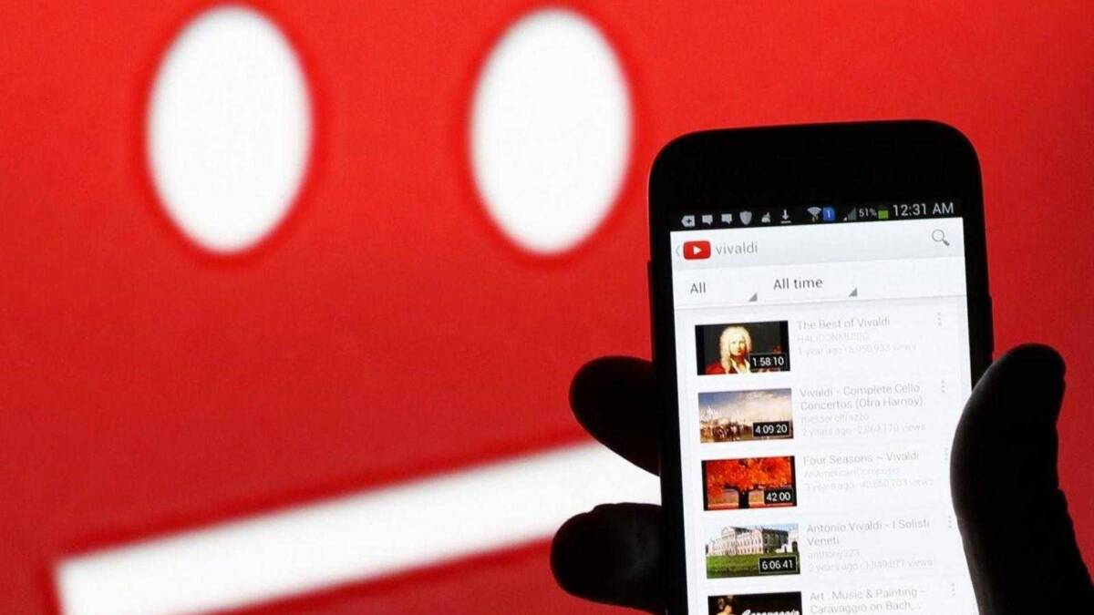 YouTube обучает машины искать экстремистские видео 3 Экран смартфона с логотипом YouTube по центру