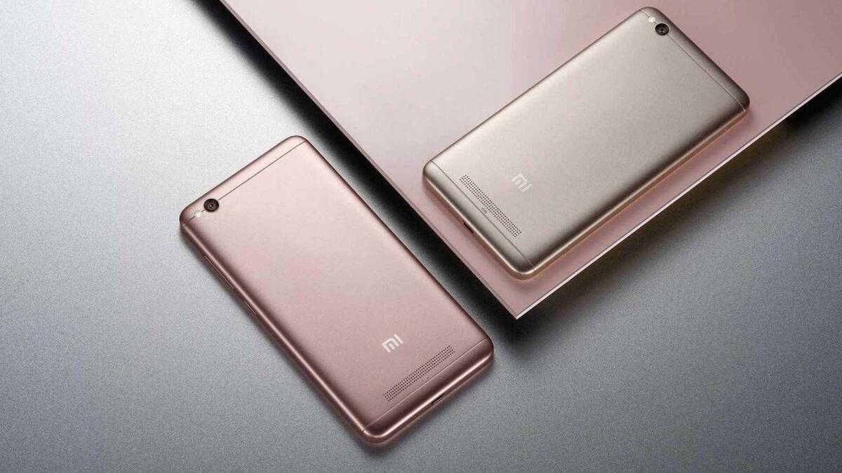 Две привлекательные розовые и золотые смартфоны Xiaomi сзади вид
