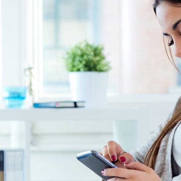 150316 Woman Smartphone 1600
