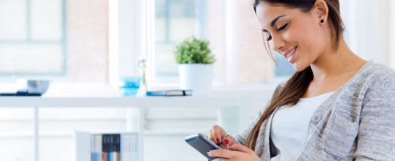150316 Woman Smartphone 1600