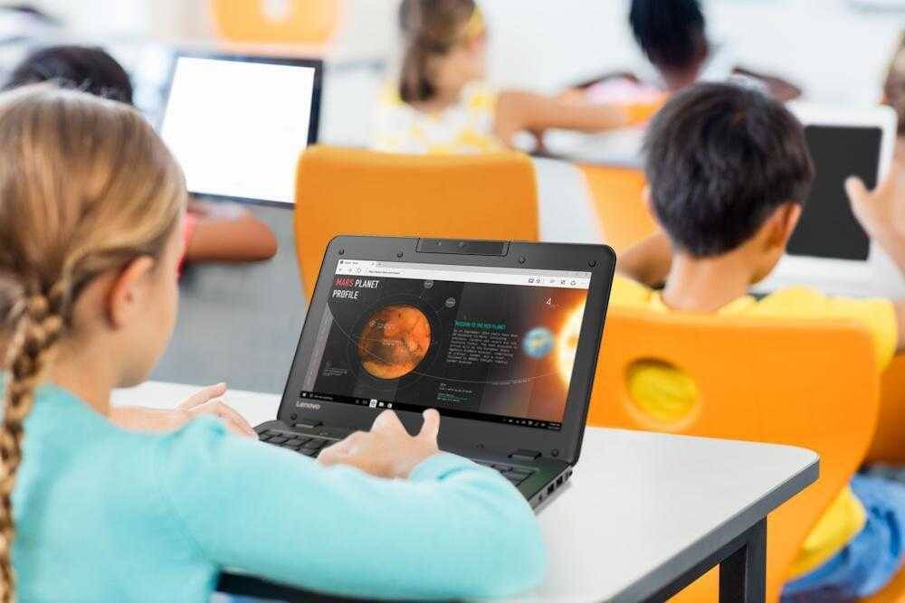 Девочка с ноутбуком Lenovo для учебы просматривает презентацию по планете Марс