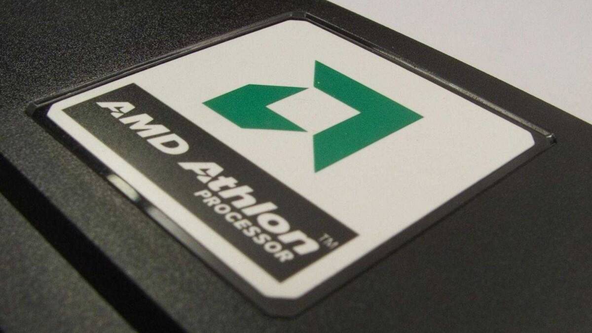 Этикетка с логотипом AMD на корпусе компьютера