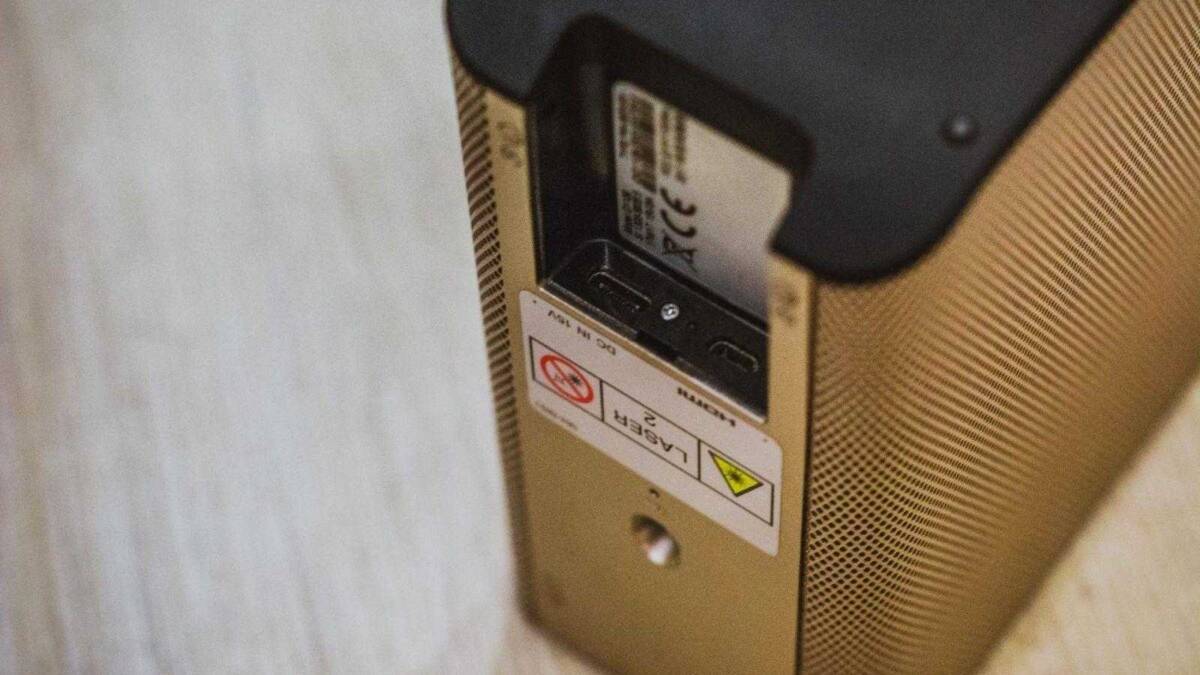 Задняя часть домашнего проектора Sony Xperia Touch