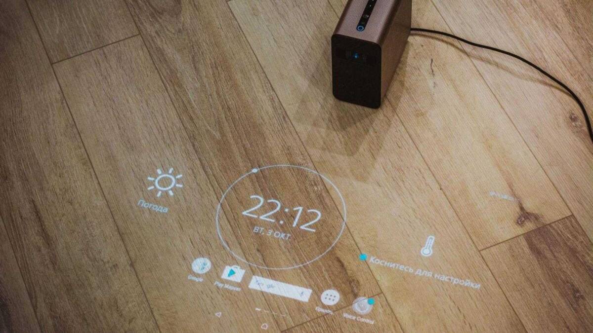Проектор Sony Xperia Touch с голографическим интерфейсом на деревянном полу