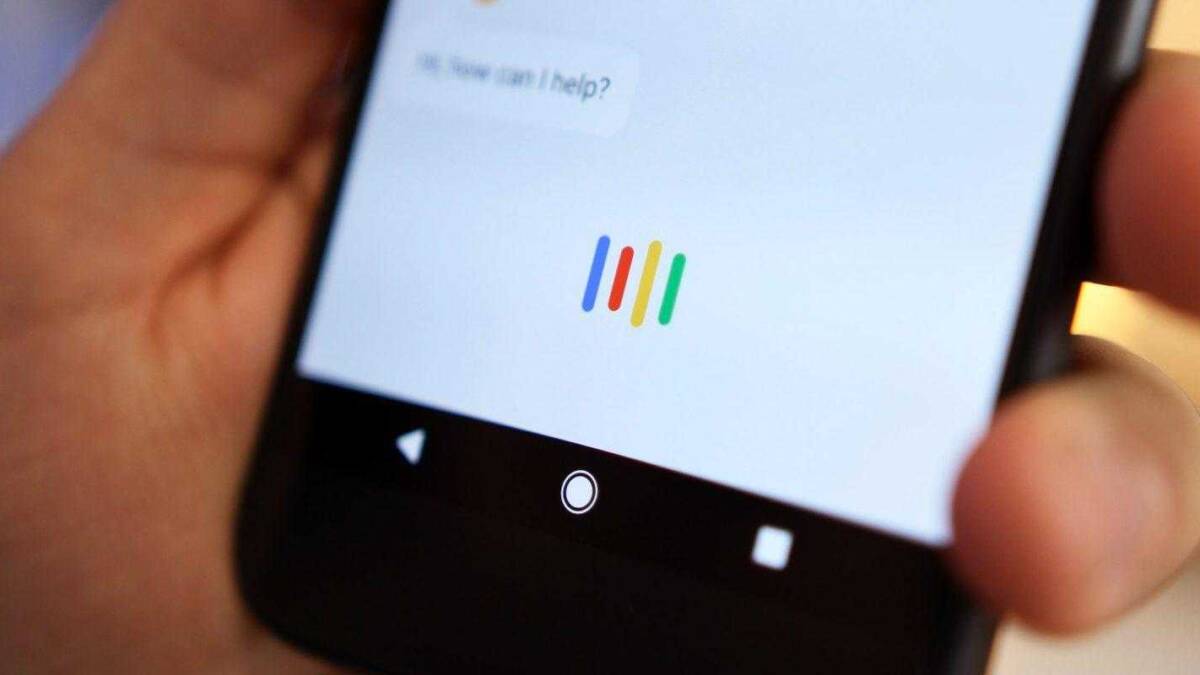 Смартфон с экраном, показывает интерфейс Google Assistant