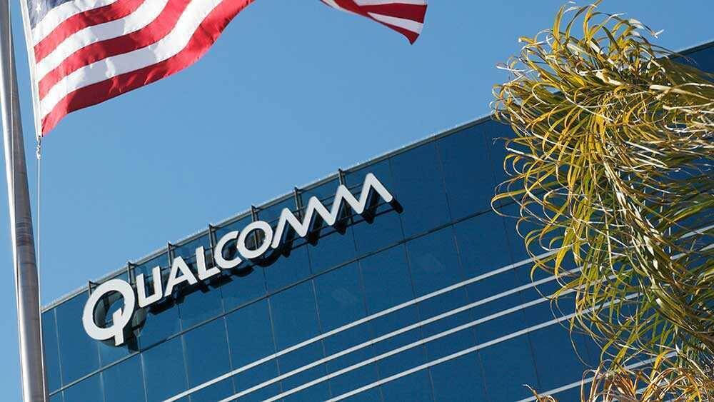 Здание компании Qualcomm с логотипом и стеклянными окнами