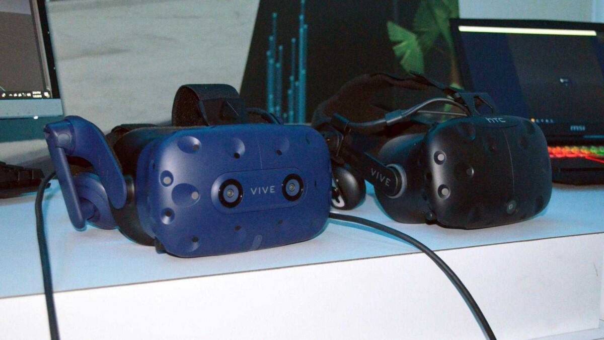 CES 2018: HTC выпустила VR-очки Vive Pro 5 Два VR-шлема HTC Vive Pro на столе дисплеи и кабели