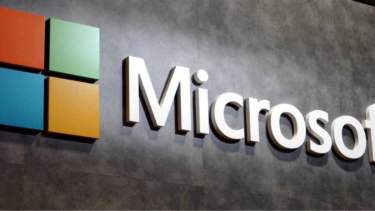 Логотип Microsoft на темном фоне и белая надпись