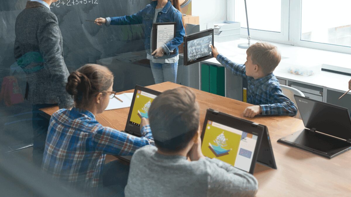 Ученики в классе используют ноутбуки Lenovo для обучения