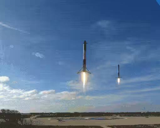 Запуск года: SpaceX отправила в космос Falcon Heavy 13 Девушка использует телефон с открытым Telegram и иконкой Алисы