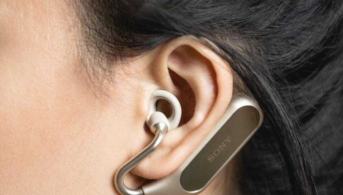 Ухо с белыми наушниками Sony Xperia Ear Duo