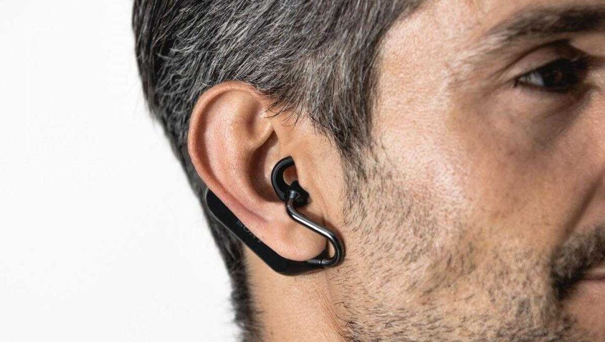 Вид сбоку на беспроводные наушники Xperia Ear Duo на ухе мужчины