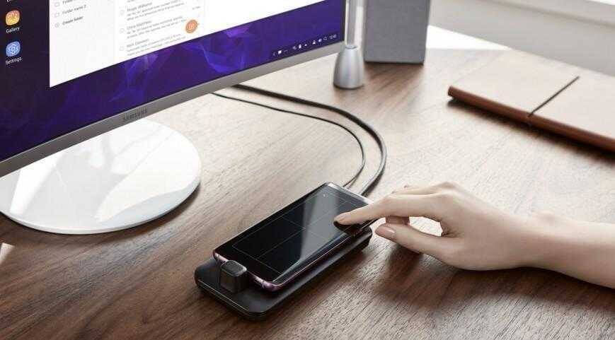Тачпад Samsung DeX Pad и смартфон Galaxy S9 на столе