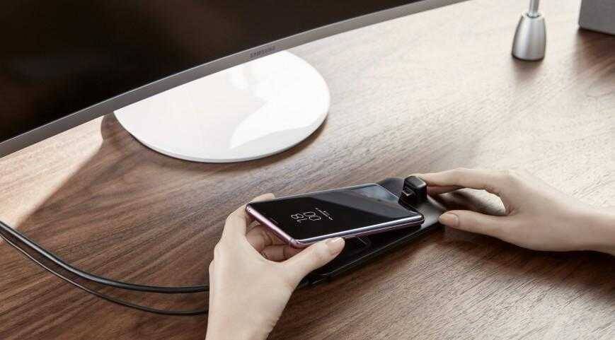 Модель Samsung Galaxy S9 на зарядке через DeX Pad