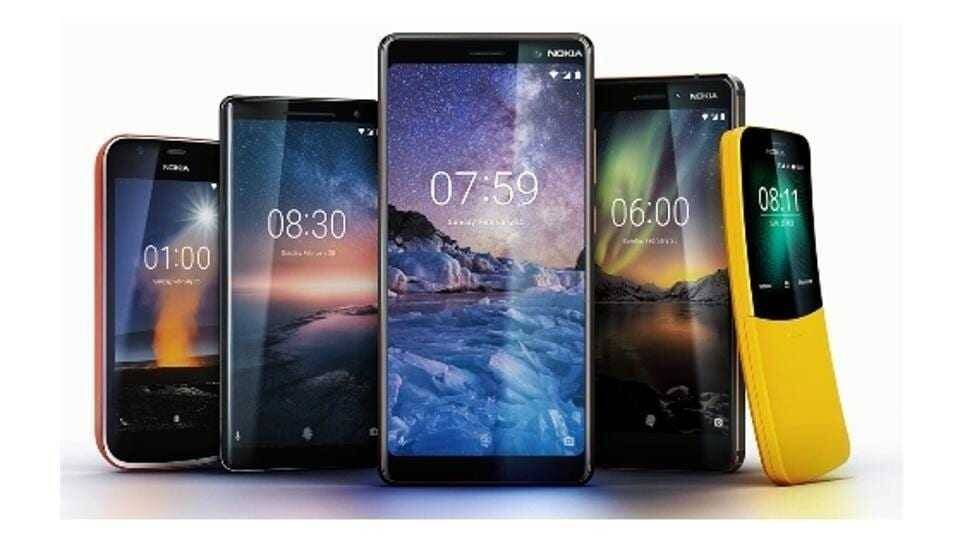 Пять смартфонов Nokia разных моделей и цветов на белом фоне