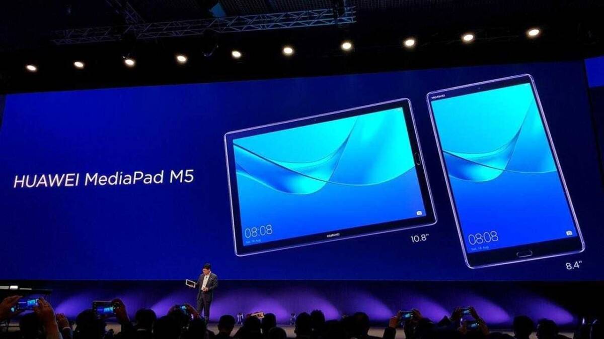 Пользователь держит смартфон OPPO Find N6 с гибким экраном в руке