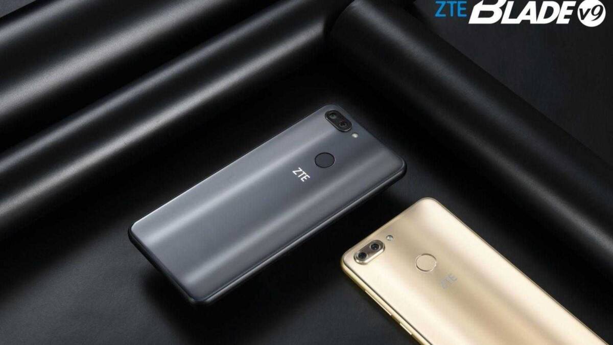 MWC 2018. ZTE показал новый Blade V9 5 Задние стороны смартфонов ZTE Blade V9 цвета серый и золотой