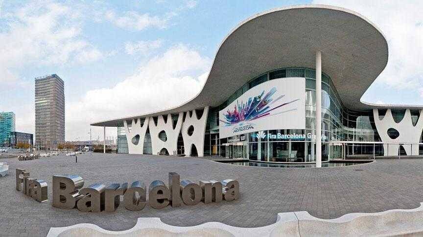 Современное здание выставочного центра Fira Barcelona на фоне города