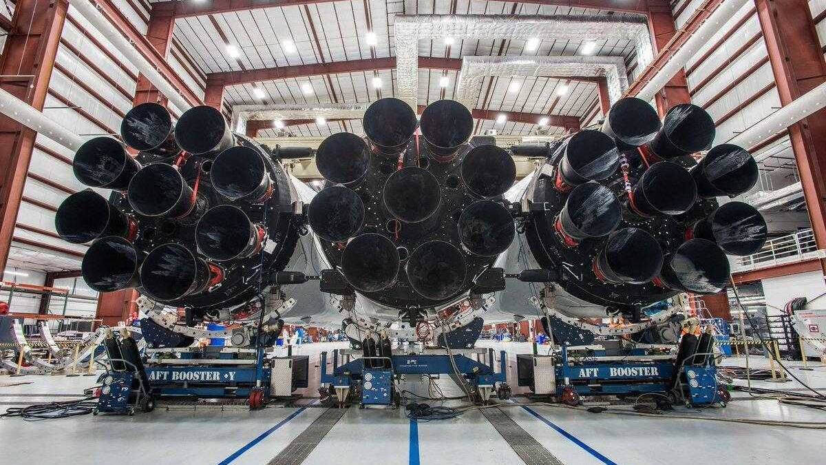 Запуск года: SpaceX отправила в космос Falcon Heavy 9 Ракета Falcon Heavy в производственной установке внутри ангара