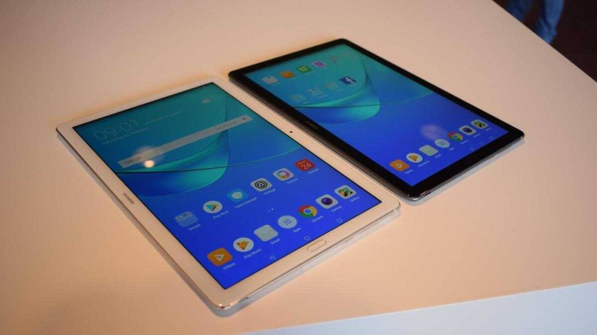 Два планшета Huawei MateBook X Pro и MediaPad M5 на поверхности