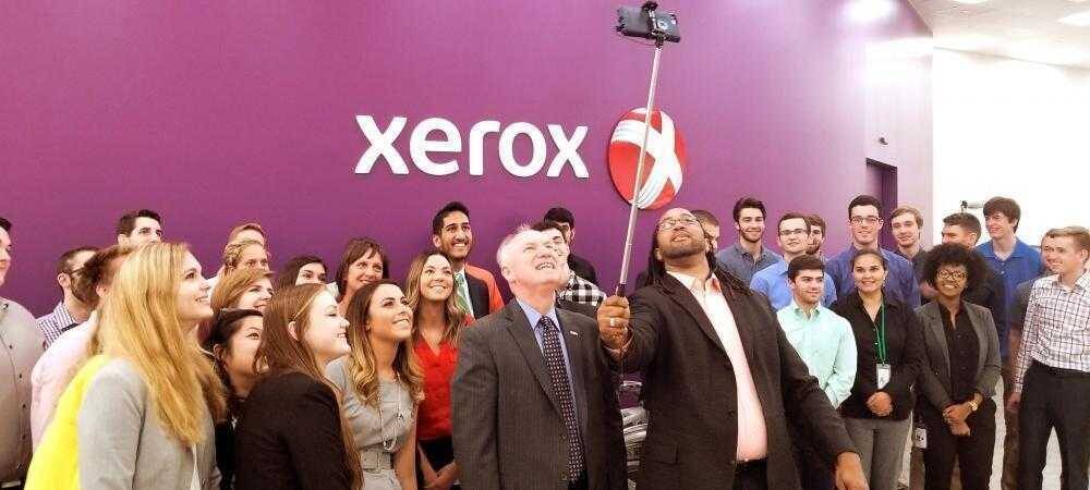Группа сотрудников Xerox на корпоративной встрече с руководством