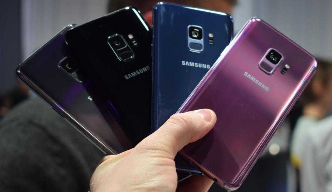 Три цветных смартфона Samsung Galaxy на задней панели