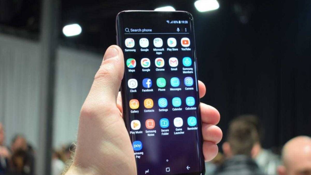 MWC 2018. Samsung показал Galaxy S9 и S9+ 7 Мобильный телефон Samsung Galaxy с приложениями на дисплее
