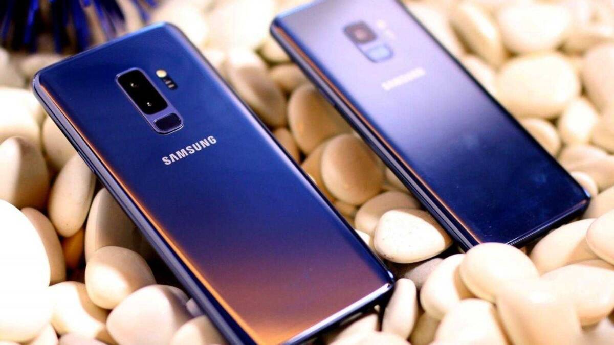 Два смартфона Samsung Galaxy S9 и S9+ на каменном фоне