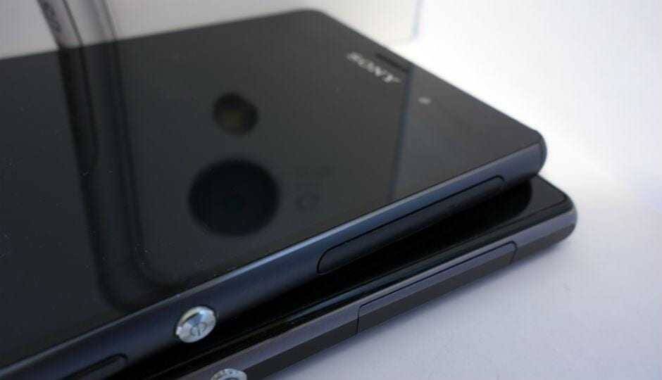 Черный смартфон Xperia XZ2 Compact, боковой профиль и кнопки