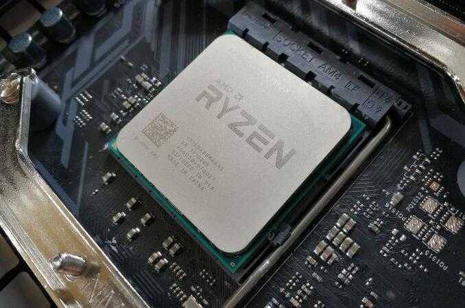 Процессор AMD Ryzen 5 2400GE установлен на плате