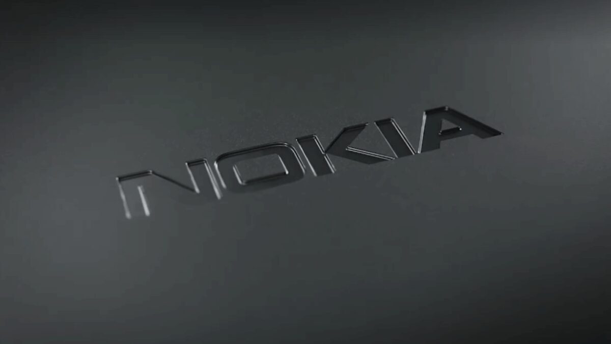Тыльная сторона Nokia с рельефным значком и гладкой поверхностью