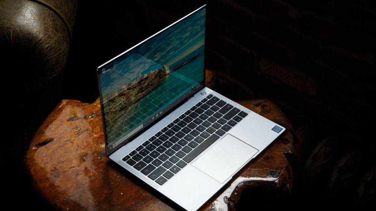 Ноутбук Huawei MateBook X Pro на деревянном столе