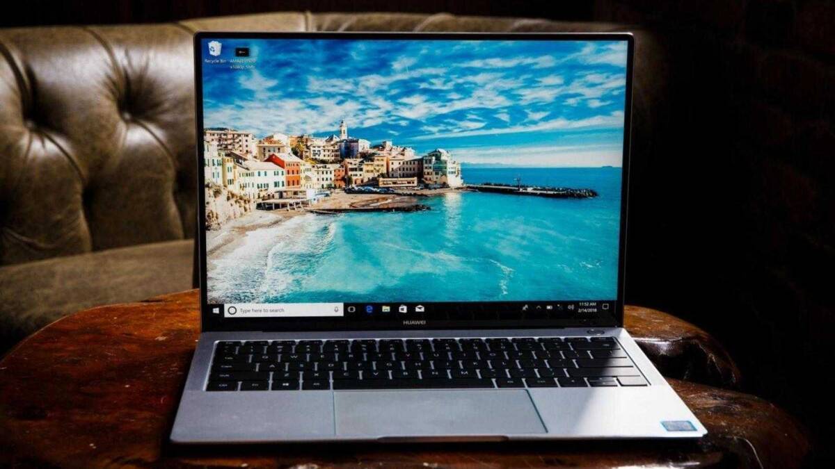 Ноутбук Huawei MateBook X Pro на деревянном столе