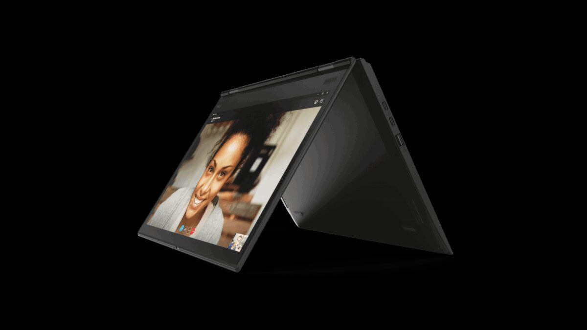 Наблюдается ноутбук Lenovo ThinkPad X1 Yoga в режиме ноутбука с раздвижным экраном крупным планом