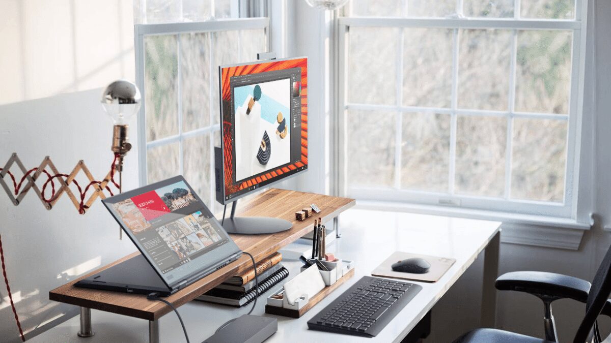 Рабочий стол с ноутбуком Lenovo ThinkPad X1 Yoga, монитором и офисными принадлежностями