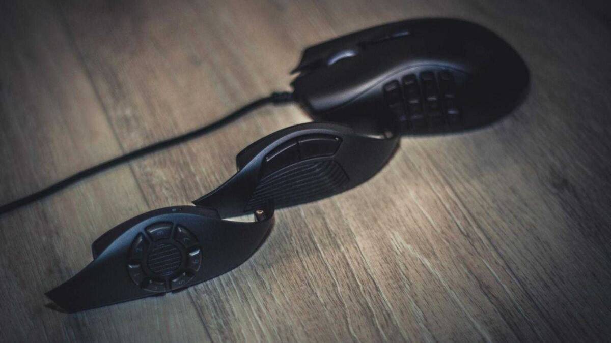 Фистальный многокнопочный игровой мыши Razer Naga Trinity на деревянном фоне