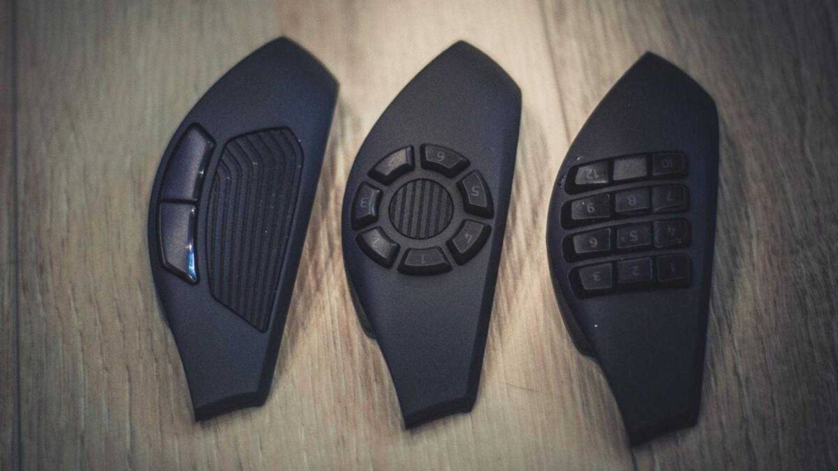 Комплект из трёх игровых контроллеров Razer Naga Trinity на деревянной поверхности