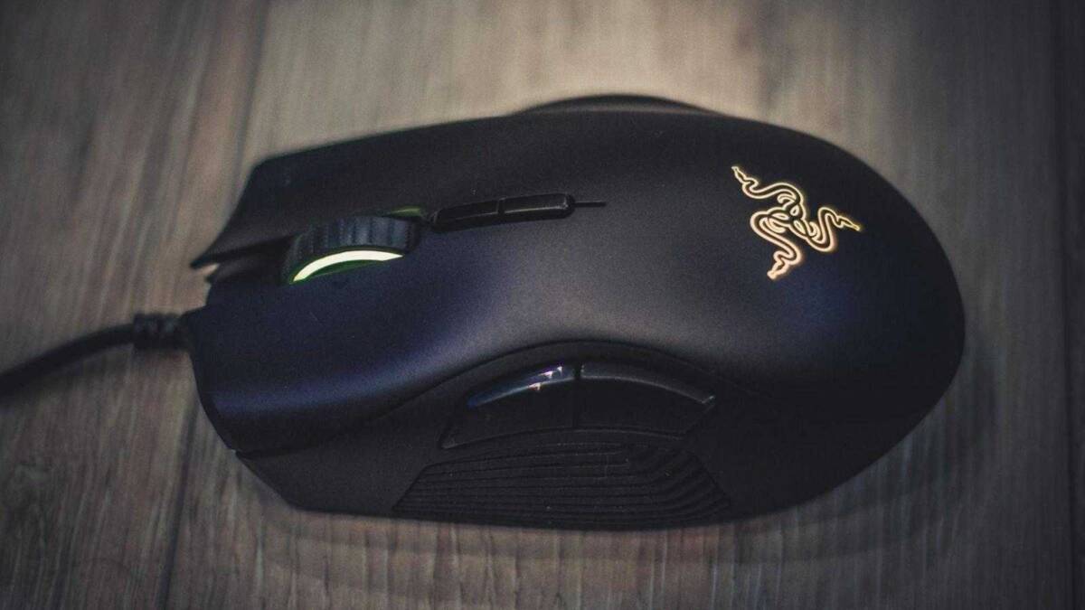 Мышь Razer Naga Trinity на деревянном столе с кабелем
