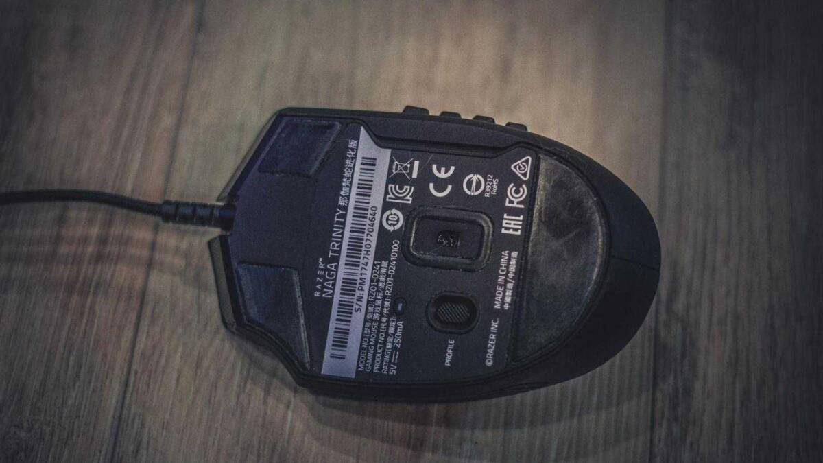 Мышь Razer Naga Trinity снизу с кабелем