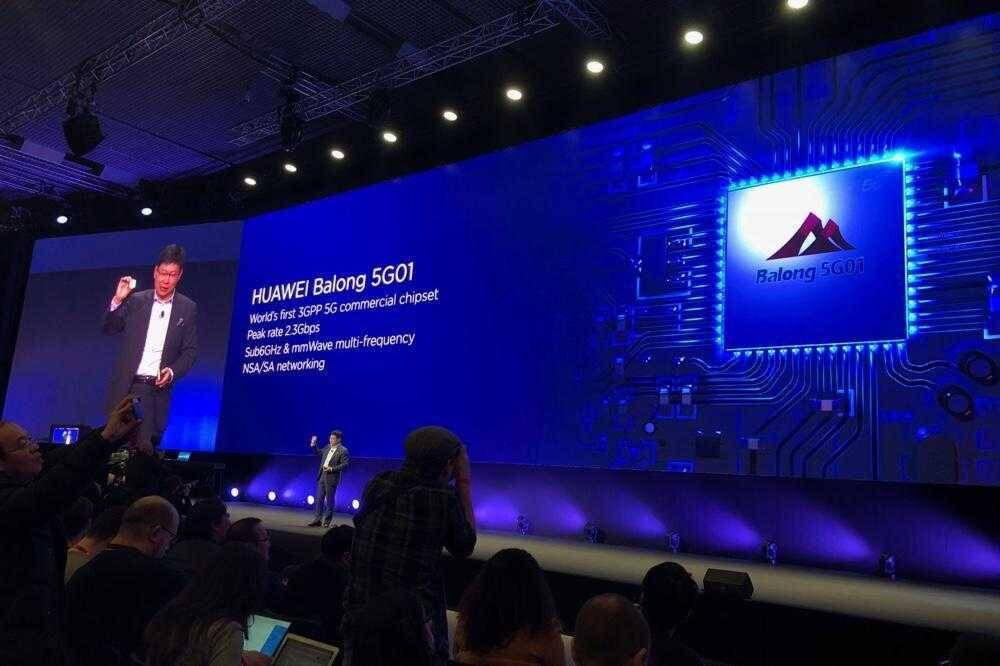 Презентация Huawei Balong 5G01 на сцене крупным планом