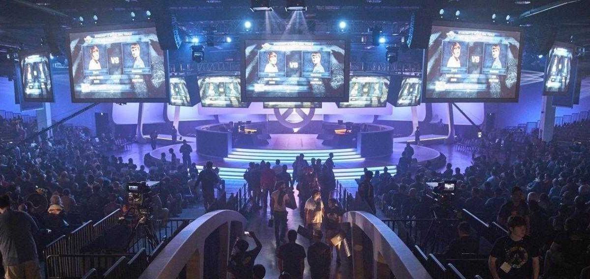 Интерфейс выбора персонажей в Overwatch 2 на фоне города