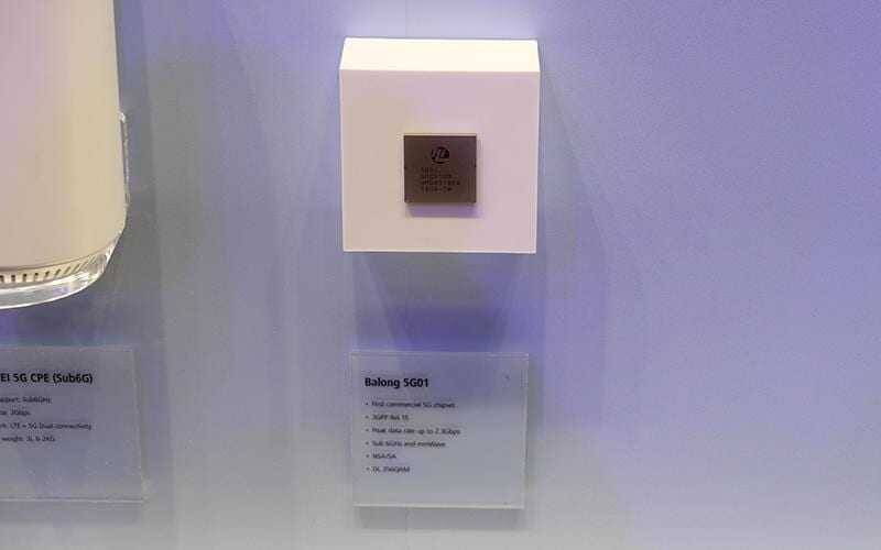 Чипсет Balong 5G01 Huawei в руке держат