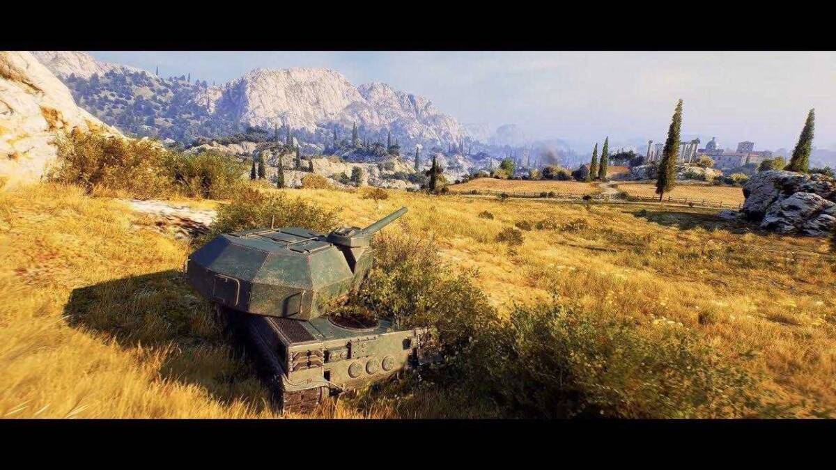 Танк из игры World of Tanks в поле