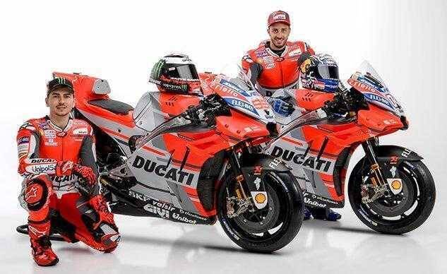 Мотоциклы Ducati Moto GP и два пилота в экипировке