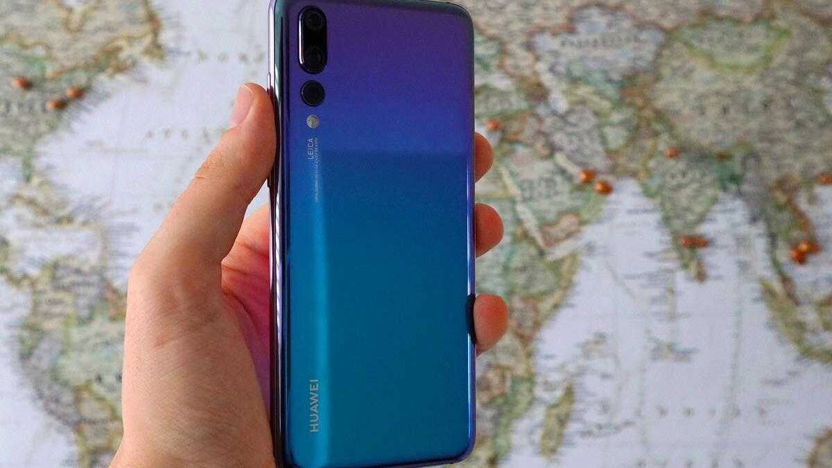 Huawei P20 Pro стал Продуктом года. Смартфон для съемки фото и видео премиум класса 6 Задняя часть Huawei P20 Pro с тремя камерами и логотипом