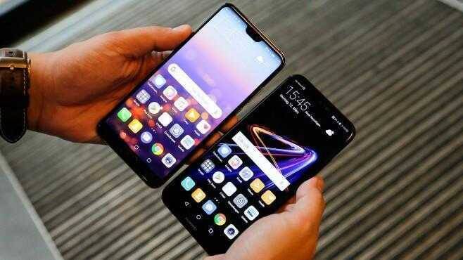 Два смартфона Huawei Mate 30 из разных ракурсов интерфейс приложений
