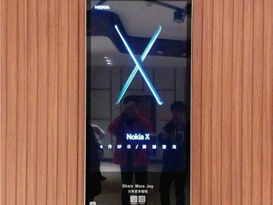 Экран смартфона Nokia X с отображением логотипа и интерфейса