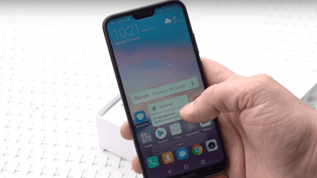 Экран Huawei P20 lite с открытыми приложениями и интерфейсом