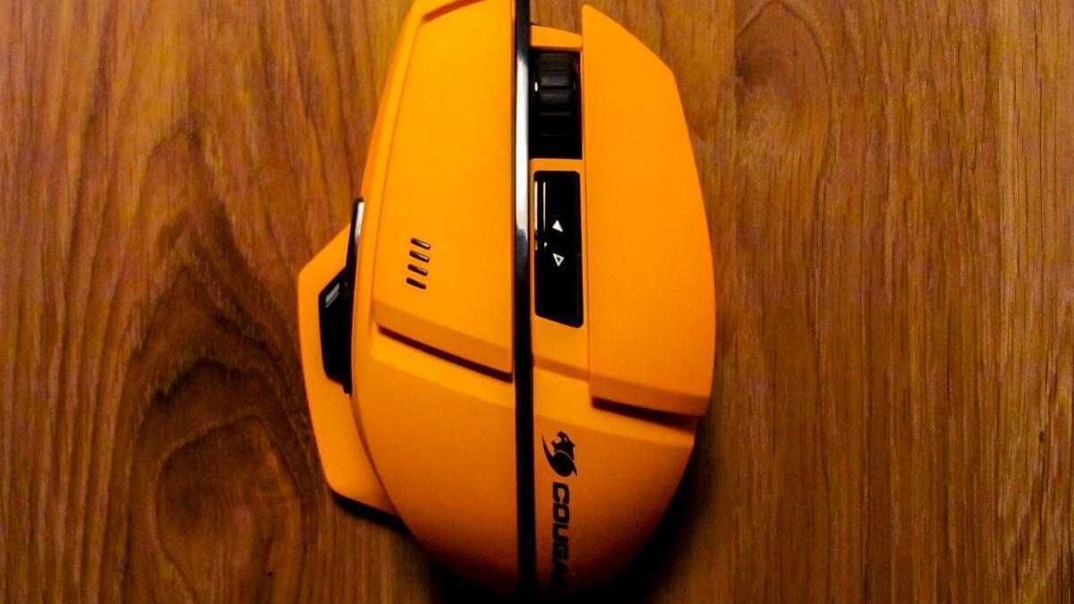 Желтая геймерская мышка с брендом Cougar